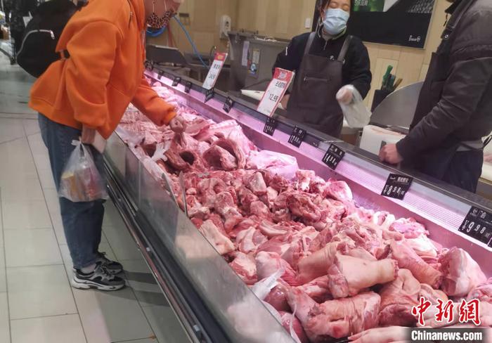 北京丰台区一家大型超市内的猪肉价格。 <a target='_blank' href='/' >中新网</a>记者 谢艺观 摄
